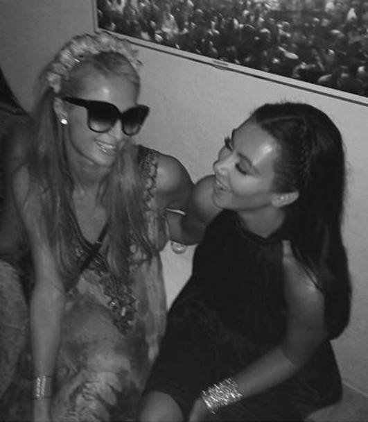 C&#39; spazio anche per i  flashback nella notte di Kim Kardashian. Ecco la sua prima volta ad Ibiza, nel 2006, ricordata da lei stessa su Instagram, con una madrina d&#39;eccezione: Paris Hilton. 